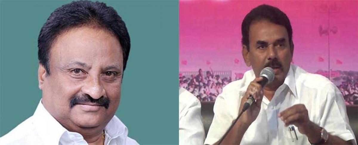 Karnataka cops stop TRS leaders from visiting project